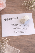 KAART " GEFELICITEERD! YES JIJ MAG DRIVE A CAR NOW! SAFE DRIVE!".