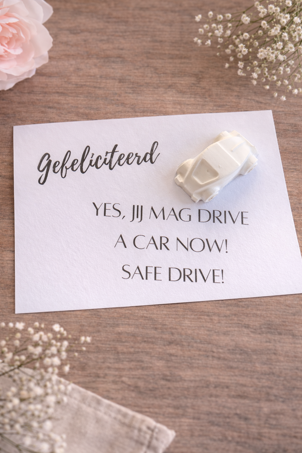 KAART " GEFELICITEERD! YES JIJ MAG DRIVE A CAR NOW! SAFE DRIVE!".